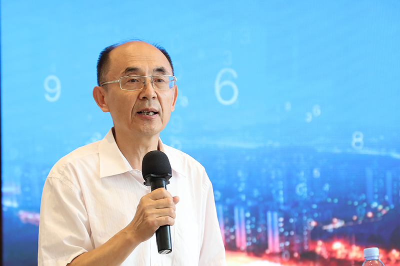 “老交通”智庫副主任、原交通運輸部總工程師周偉主持沙龍.jpg