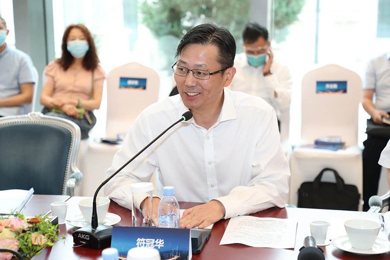 “老交通”智庫執行副主任、蘇交科集團董事長符冠華主持沙龍.jpg
